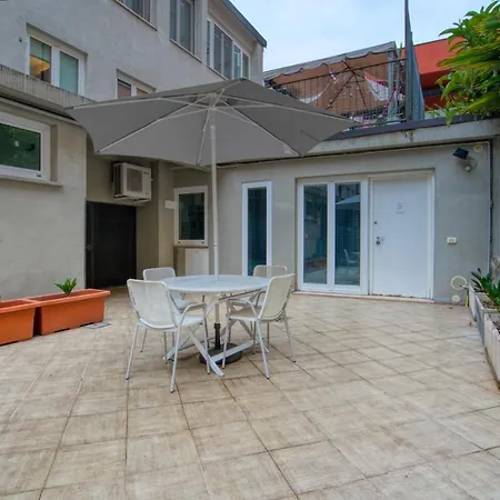 Amadeo 48 Apartment